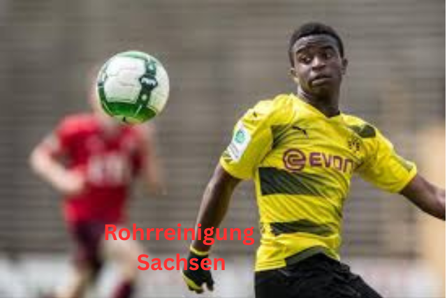 Moukoko Freundin mit 12 Frühe Schlagzeilen um das Fußballwunderkind